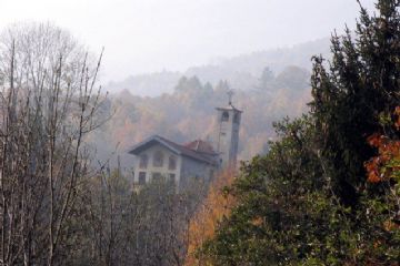 Chiesetta del Carmine, situata in Frazione Fogliasso, fondata nel 1928 da Reverendo Don Donna, di ritorno dagli Stati Uniti d'America.