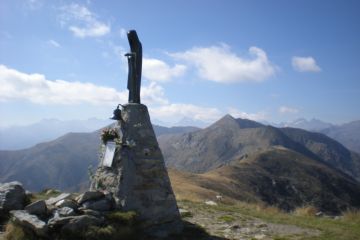 La Madonnina che erge sul Monte Soglio