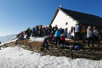 Ormai per i canischiesi e gli amici dei CAI locali è tradizione ritrovarsi tutti gli anni, nel giorno dell'Epifania, a San Bernardo di Mares. Sia con la neve sia con il sole.